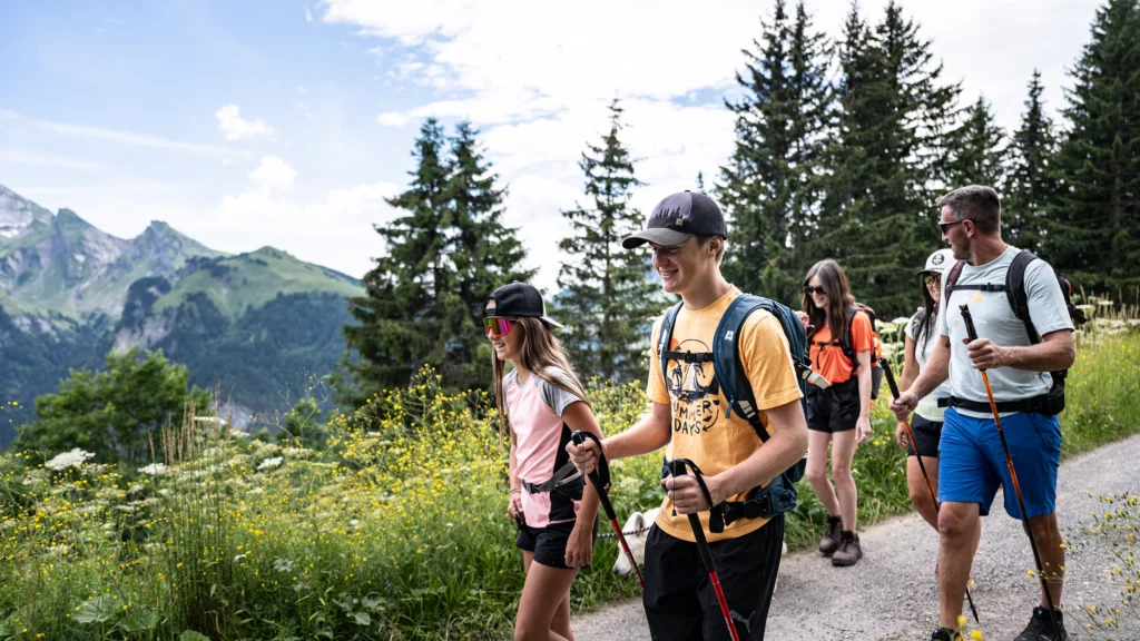 Familles en randonnée près du centre La Ruche La Salle
